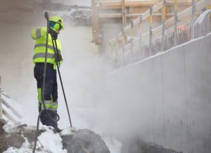 HöyryÄssän työntekijä höyryttämässä.