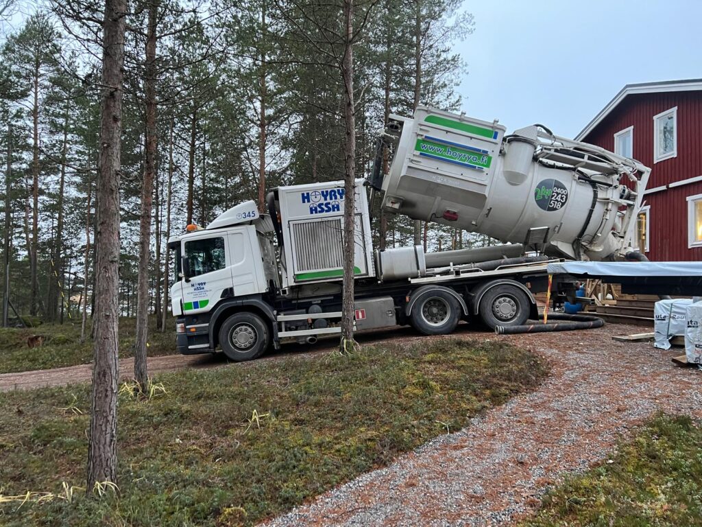 HöyryÄssän säiliöauto tuomassa vaahtolasia suoraan työmaalle.