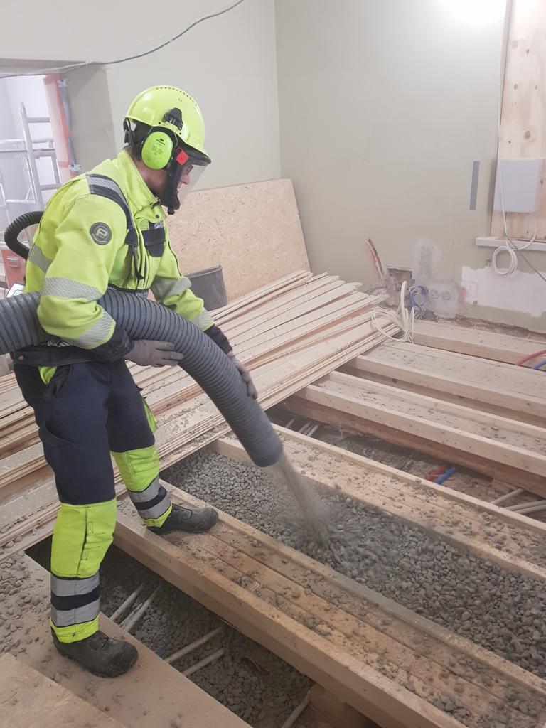 HöyryÄssän työtekijä puhaltamassa vaahtolasia alapohjaan