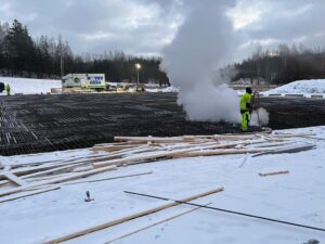 Höyrytysvehkeet työn touhussa talvisessa maisemassa.